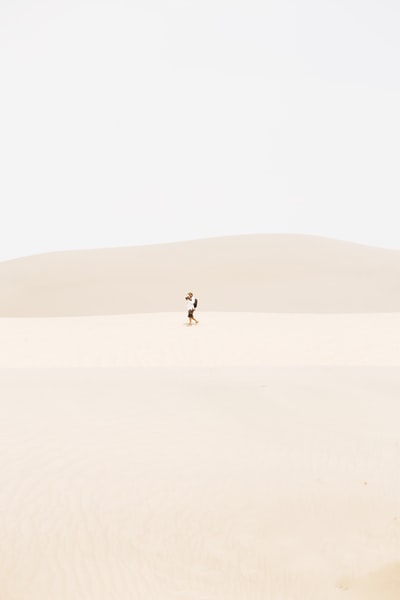人在沙漠白天
